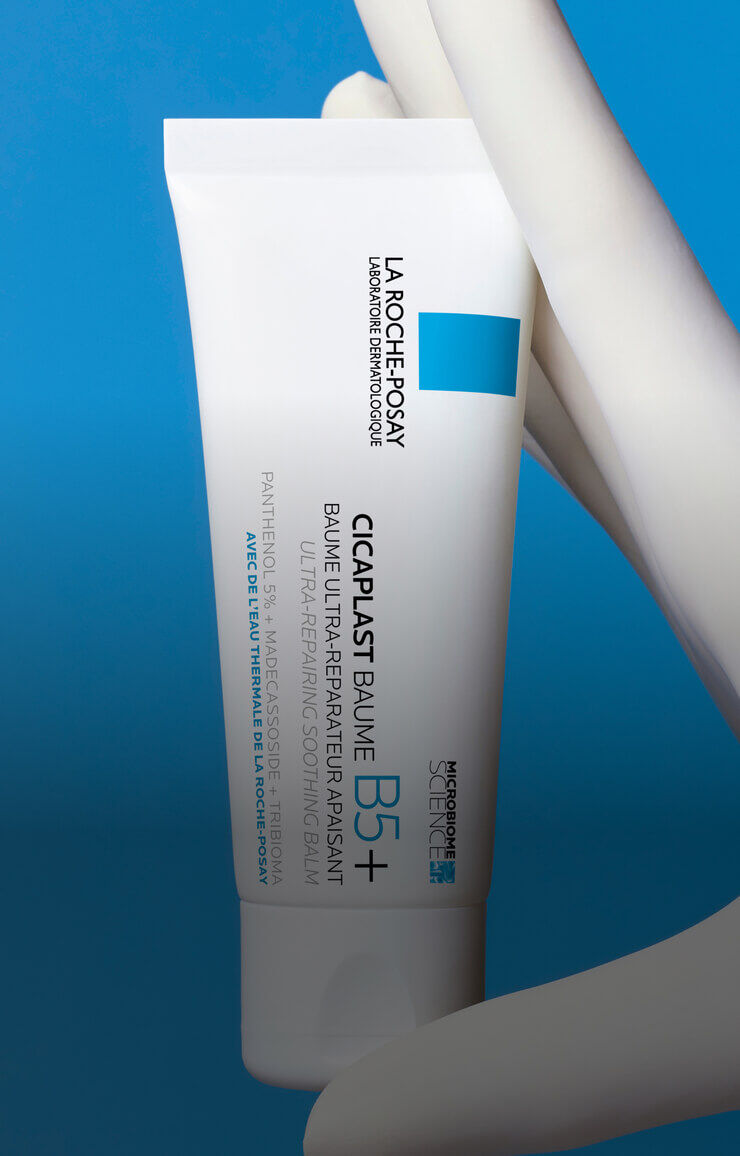 Tube de creme Cicaplast B5+ de La Roche-Posay sur un fond bleu.