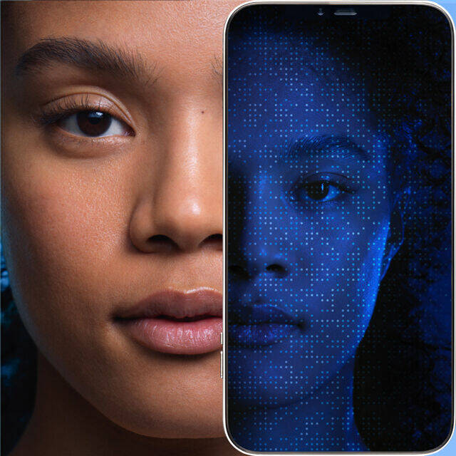 Une moitie du visage d'une femme, montrant sa peau et son oeil, a cote d'un telephone affichant une image de son visage en bleu et pixelise.