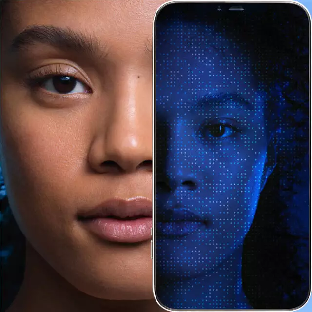 Une moitie du visage d'une femme, montrant sa peau et son oeil, a cote d'un telephone affichant une image de son visage en bleu et pixelise.