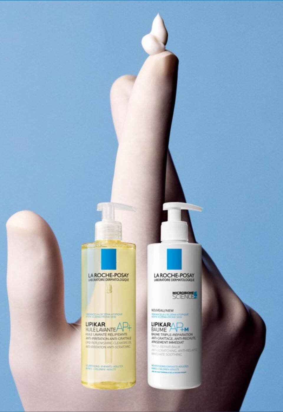 Deux flacons de produits de soin de La Roche-Posay sur un doigt, avec une noisette de creme au sommet.