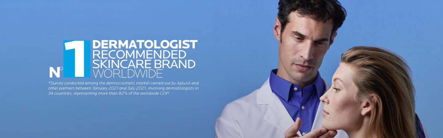 Un dermatologue examine une patiente, devant un fond bleu. Texte : "N° 1 marque de soins de la peau recommandee par les dermatologues dans le monde."