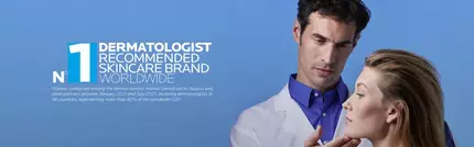 Un dermatologue examine une patiente, devant un fond bleu. Texte : "N° 1 marque de soins de la peau recommandee par les dermatologues dans le monde."