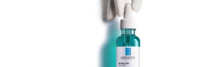Flacon de serum EFFACLAR de La Roche-Posay, avec un compte-gouttes et un fond blanc.