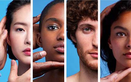 Cinq visages de personnes de diverses origines, montrant leurs traits distincts sur un fond bleu.