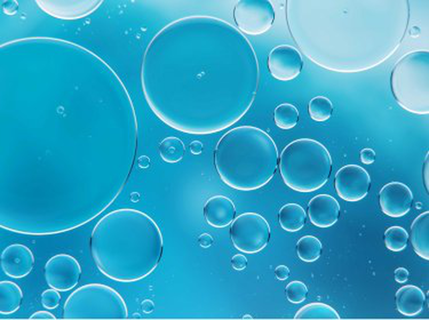 Des bulles d'eau bleue flottant a la surface, creant un effet visuel apaisant.