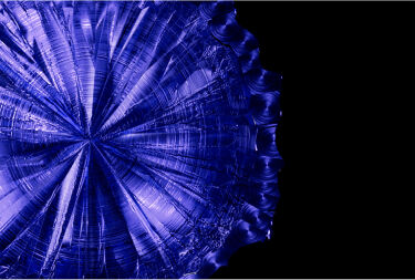 Une texture abstraite aux teintes bleues, evoquant des motifs geometriques en trois dimensions sur un fond noir.