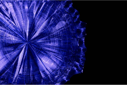 Une texture abstraite aux teintes bleues, evoquant des motifs geometriques en trois dimensions sur un fond noir.