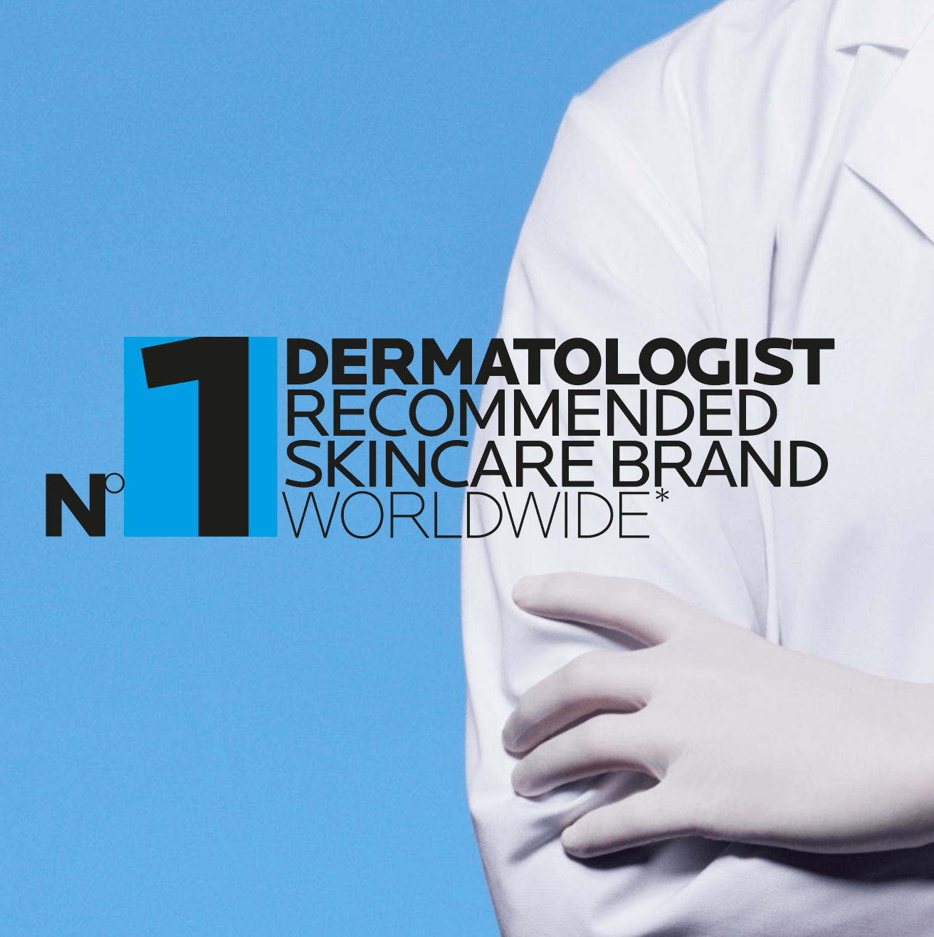 Un professionnel de la sante examine le visage d'une femme dans un environnement medical.