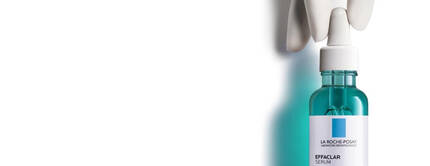 Flacon de serum Effaclar de La Roche-Posay, avec un compte-gouttes en arriere-plan.