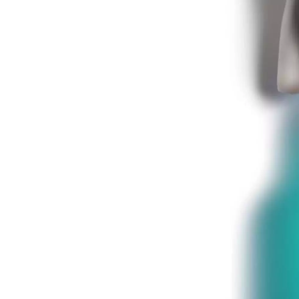 Flacon de serum Effaclar de La Roche-Posay, avec un compte-gouttes en arriere-plan.