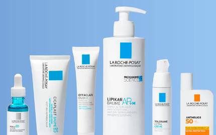 Des produits de soin de la peau de la marque La Roche-Posay, comprenant divers tubes et flacons, sur un fond bleu.