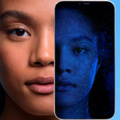 Une moitie de visage d'une femme avec des cheveux boucles et un fond bleu, a cote d'un smartphone affichant une image numerique de son visage, accompagne d'un code QR.