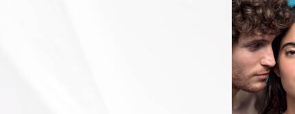 Un homme aux cheveux boucles se penche vers une femme aux cheveux longs, sur fond clair, avec un code QR sur le cote gauche.