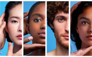 Quatre visages d'individus aux origines differentes, chacun touchant son visage, sur fond bleu.