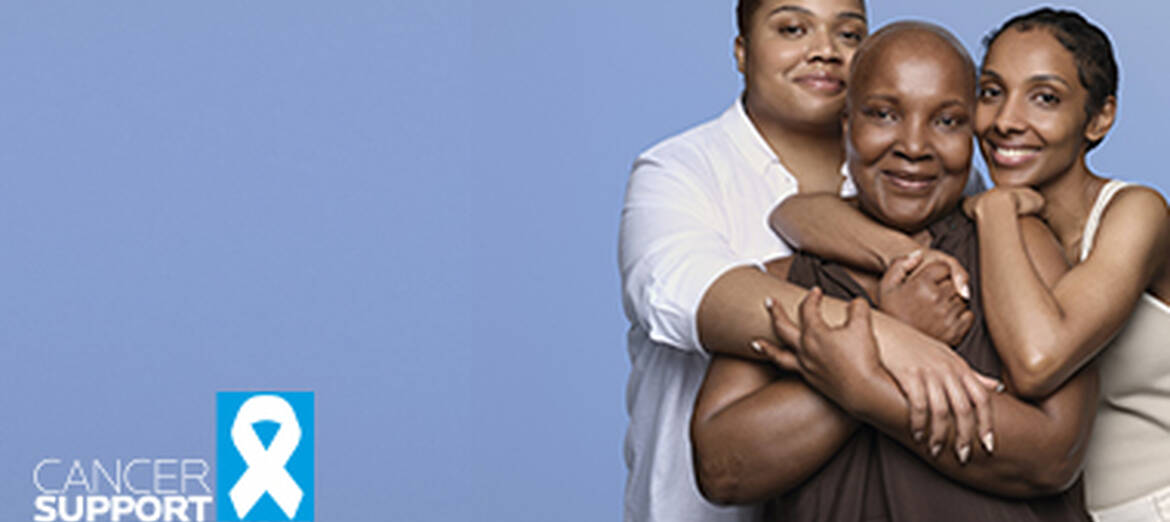 Trois femmes souriantes s'enlacant sur un fond bleu, avec le logo « Cancer Support par La Roche-Posay ».
