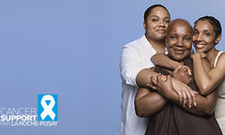 Trois femmes souriantes s'enlacant sur un fond bleu, avec le logo « Cancer Support par La Roche-Posay ».