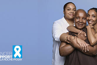 Trois femmes souriantes s'enlacant sur un fond bleu, avec le logo « Cancer Support par La Roche-Posay ».