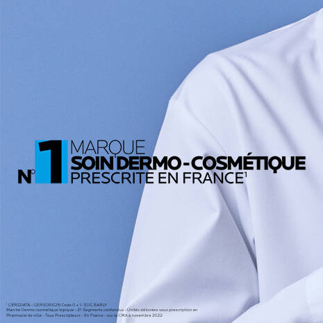 Un homme en blouse blanche examine une femme dans un contexte de soins dermo-cosmetiques, avec le texte "N°1 Marque soin dermo-cosmetique prescrite en France".