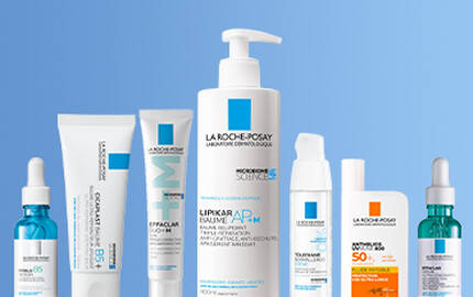 Gamme de produits de soin de la peau La Roche-Posay sur fond bleu clair.