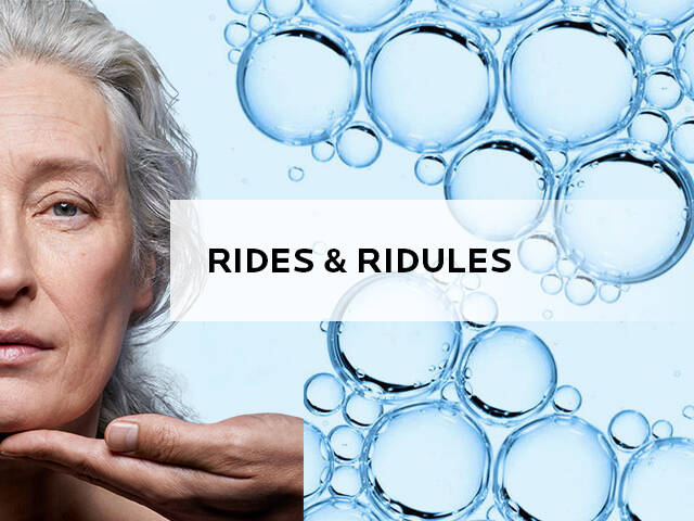 Texte alternatif : Une femme agee avec des cheveux gris, touchant son visage, entouree de bulles d'eau sur un fond bleu. Le texte en surimpression indique "RIDES & RIDULES".