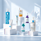 Gamme de produits de soin de la peau de La Roche-Posay sur un fond neutre.