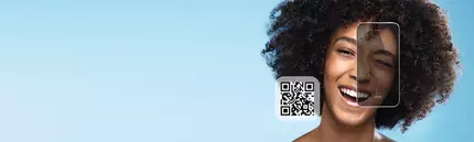 Femme souriante avec des cheveux boucles devant un fond bleu, un code QR est superpose sur son visage.