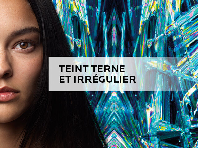 Femme avec un regard serieux, devant un fond de motifs colores et abstraits, avec le texte "TEINT TERNE ET IRREGULIER".