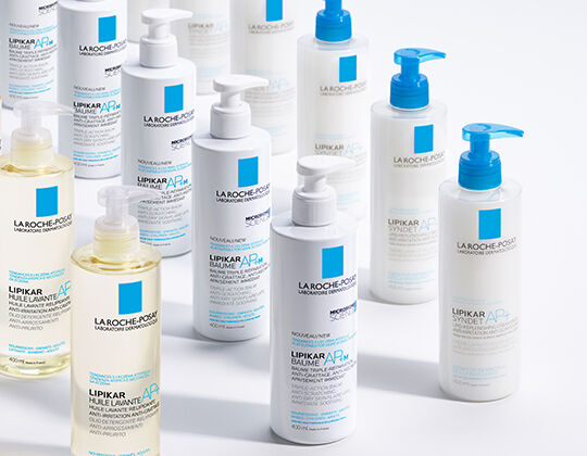 Gamme de produits de soins de la peau La Roche-Posay, comprenant des flacons de differentes tailles avec des etiquettes claires sur un fond blanc.