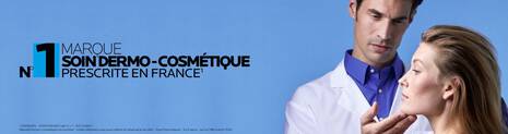 Un dermatologue examine le visage d'une patiente, mettant en avant la marque de soins dermo-cosmetiques numero un en France.
