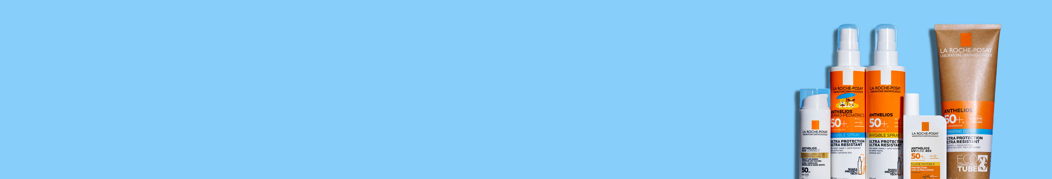 Gamme de produits de protection solaire, comprenant des flacons et un tube sur fond bleu clair.