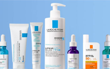 Gamme de produits de soin de la peau La Roche-Posay sur fond bleu clair.
