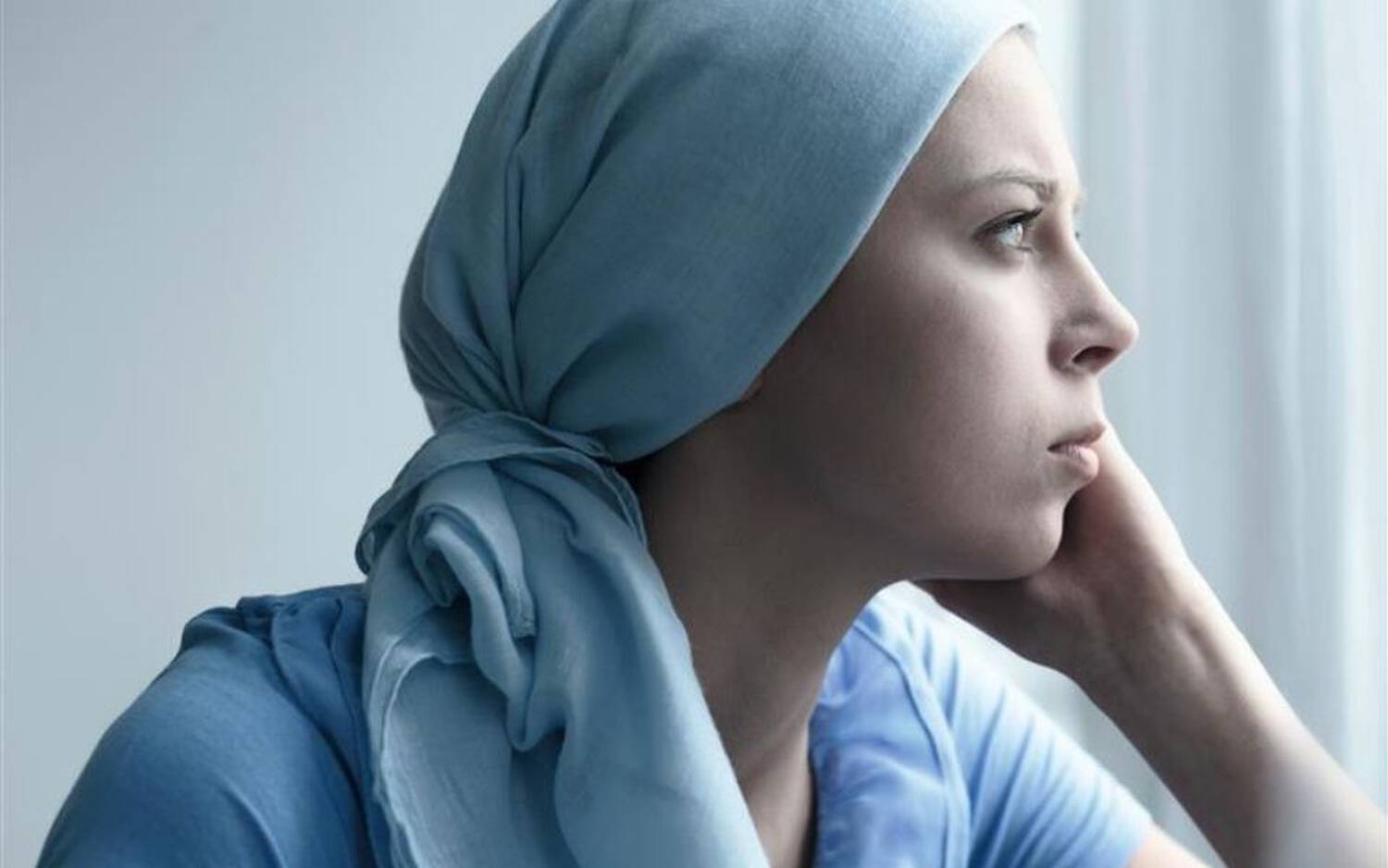 Un homme et une femme se regardent affectueusement, avec un fond clair en arriere-plan.