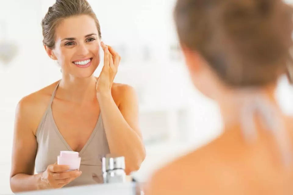 Creme solaire : pourquoi aide-t-elle a lutter contre le vieillissement de la peau ?