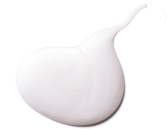 Texture cremeuse et blanche, legerement brillante, sur fond blanc.