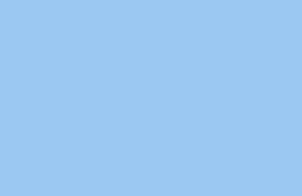 Un homme portant un bebe dans ses bras, avec un fond bleu clair.