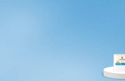 Gamme de produits de protection solaire, comprenant des flacons et un tube sur fond bleu clair.
