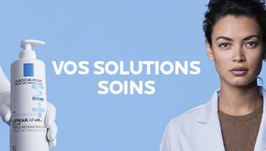 Une femme en blouse blanche a cote d'une main tenant un flacon de Lipikar AP+M de La Roche-Posay, avec le texte « VOS SOLUTIONS SOINS » sur fond bleu.