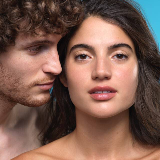Un homme et une femme se regardent intensement, le visage de la femme est centre, tandis que l'homme se trouve pres d'elle, creant une atmosphere intime.