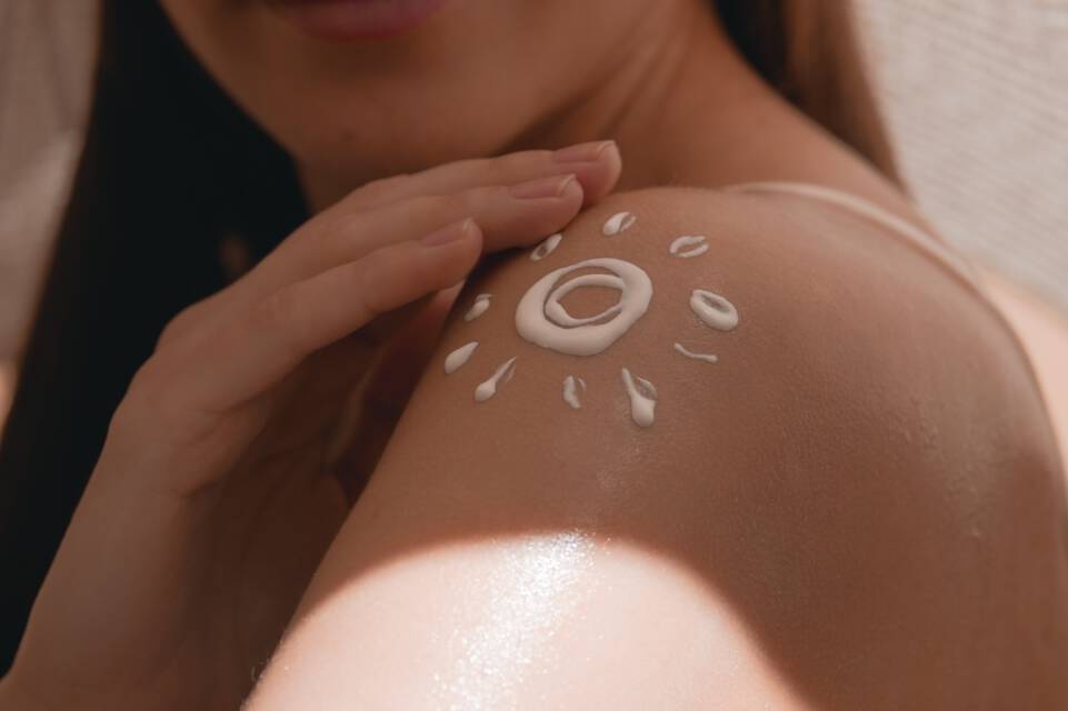 Creme solaire : pourquoi aide-t-elle a lutter contre le vieillissement de la peau ?
