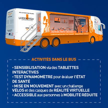 Un camion orange avec des activites interactives, incluant des tablettes et un parcours sportif, entoure d'espaces de jeux exterieurs et d'un mur de grimpe.