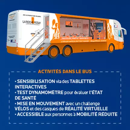Un camion orange avec des activites interactives, incluant des tablettes et un parcours sportif, entoure d'espaces de jeux exterieurs et d'un mur de grimpe.