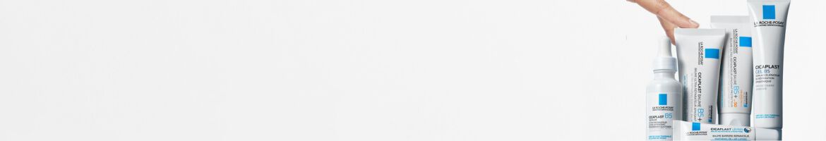 Trois produits de soin de la peau sur fond bleu, comprenant un gel, une lotion et un spray.