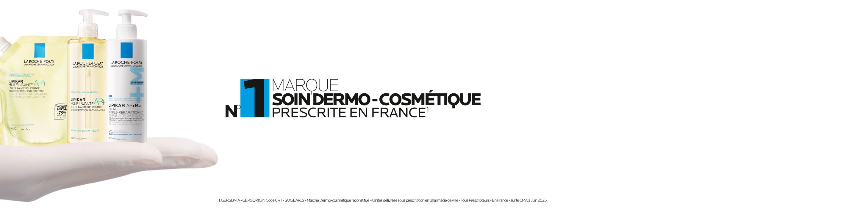 Un professionnel de la sante examine une femme, avec un accent sur les soins dermo-cosmetiques, sur un fond bleu.