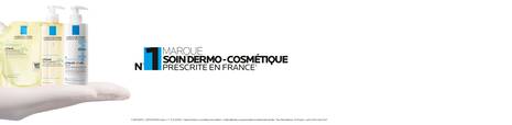Un professionnel de la sante examine une femme, avec un accent sur les soins dermo-cosmetiques, sur un fond bleu.