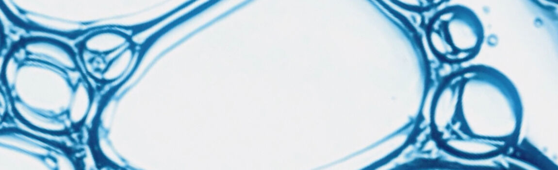 Des bulles et des formations de bulles de savon dans des tons de bleu sur fond clair.