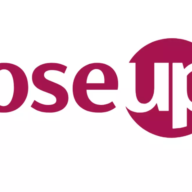 Logo de l'association RoseUp, avec « Rose » en magenta et « up » en blanc a l'interieur d'un cercle magenta.