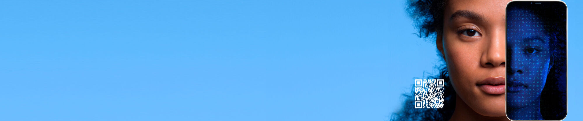 Une femme avec des cheveux boucles se tient devant un fond bleu, son visage partiellement recouvert par un smartphone affichant un motif numerique. Un code QR est visible dans le coin inferieur droit.