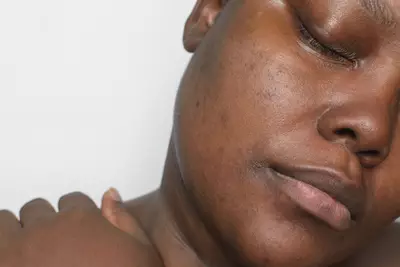 Gamme de produits de soins de la peau La Roche-Posay, comprenant des flacons de differentes tailles avec des etiquettes claires sur un fond blanc.